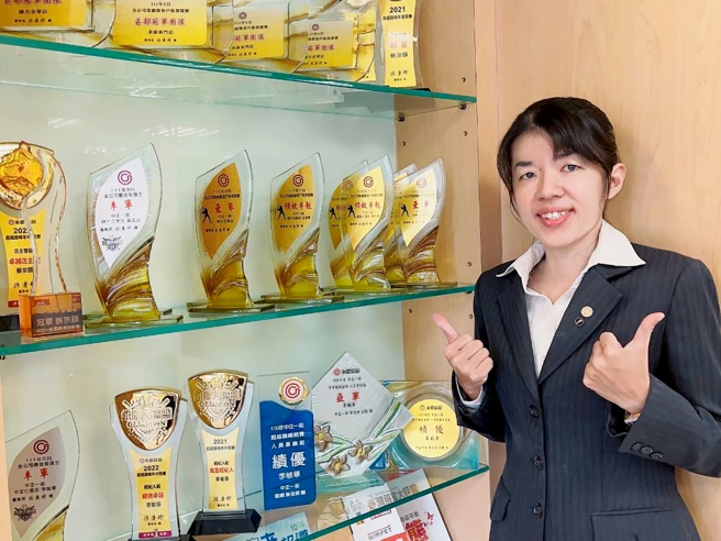 永庆房屋李敏华经纪人的诚实服务，帮屋主发现黑心房仲行径，10天内帮屋主成功售屋，挽回340万元差价！(图/永庆房屋提供)