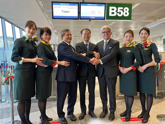 （长荣航空孙嘉明总经理(左四)、驻义大利台北代表处李新颖大使(左三)、米兰机场公司副总经理Mr. Andrea Tucci(右三)于剪彩仪式后，携手展现紧密的合作关系，这段新的连结能提供双边民眾、企业更多交流的机会，不但能促进双边经济成长，也能巩固并让台义的良好关系更上一层楼。图／长荣航空提供）