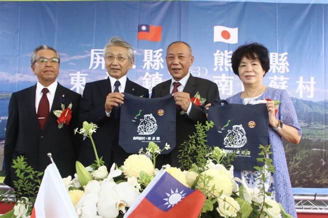 隨著國境解封，日本熊本縣南阿蘇村也與屏東東港鎮簽署合作備忘錄。（屏縣府提供／謝佳潾屏東傳真）