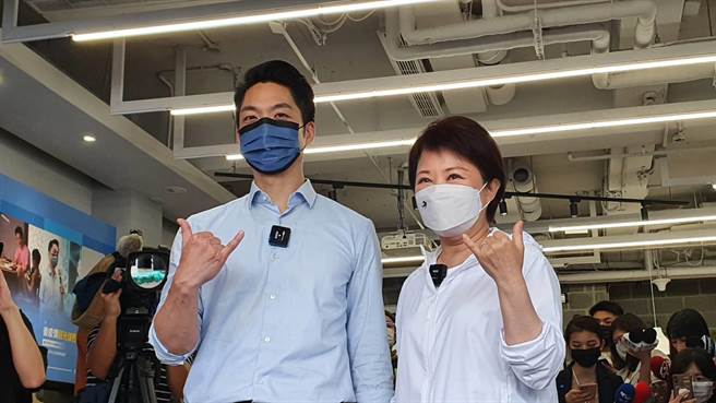 国民党台北市长候选人蒋万安蒋万安、台中市长卢秀燕今天合体。（杨亚璇摄）