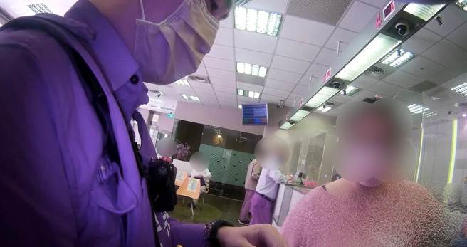 警方到場向蔡女解說假交友詐騙手法。（翻攝照片／林郁平）