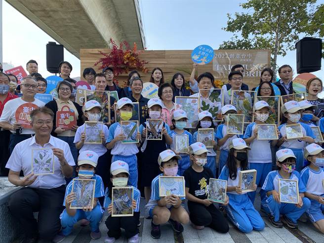 「创意台中及铁道217」活动自28日起一连10天登场，邀请大同国小美术班师生创作101幅「植栽画框」作品，将装置成打卡墙展出。（陈淑芬摄）