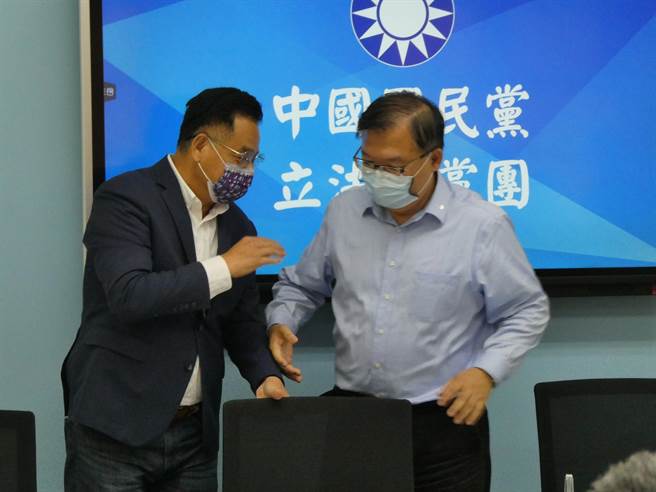 国民党立委陈以信今在立法院国是论坛指控，故宫打破馆藏的清朝年间娇黄釉绿彩龙纹碗，竟还对故宫内部人员下封口令。立法院国民党团认为，故宫院长吴密察已不适任，必须负起政治责任；监察院、检调也应启动调查，给国人一个交代。（周志豪摄）