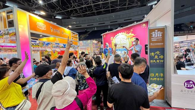 國境解封後，高雄巨蛋冬季旅展28日起一連4天在高雄巨蛋盛大展出，出現睽違近2年旅展的盛況，民眾擠爆會場搶優惠。（柯宗緯攝）