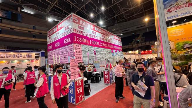 國境解封後，高雄巨蛋冬季旅展28日起一連4天在高雄巨蛋盛大展出，出現睽違近2年旅展的盛況，民眾擠爆會場搶優惠。（柯宗緯攝）