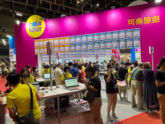 國境解封後，高雄巨蛋冬季旅展28日起一連4天在高雄巨蛋盛大展出，出現睽違近2年旅展的盛況，民眾擠爆會場搶優惠。（柯宗緯攝）