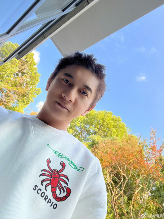 吳奇隆罕見自拍，就算奇怪的視角一樣帥氣，讓粉絲都很驚喜。（圖／摘自吳奇隆微博）