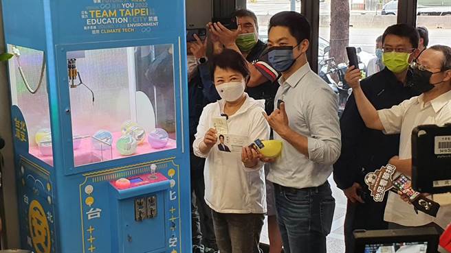 台中市长卢秀燕今天与过民党台北市长候选人蒋万安今合体。（杨亚璇摄）