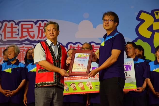 「活力健康操分区竞赛」中区初赛，南投县有4个队伍获特优，原民局长史强颁赠奖状及奖金1万元。（南投县府提供／杨静茹南投传真）