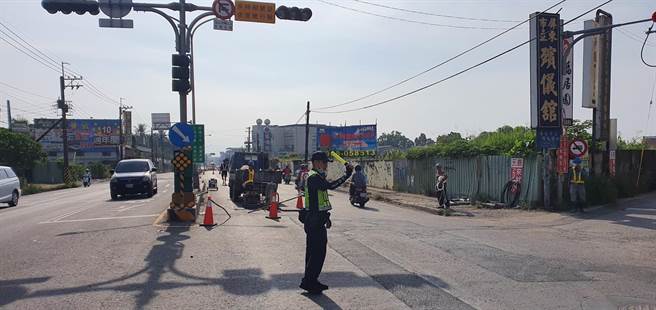 种树百里道路刨铺恐再现黑暗期，屏警增派警力盼疏缓车流。(屏警提供)