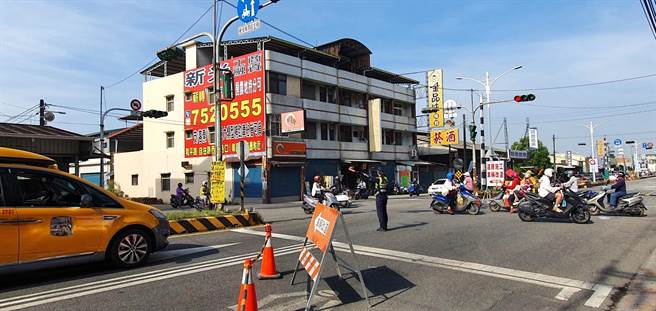 种树百里道路刨铺恐再现黑暗期，屏警增派警力盼疏缓车流。(屏警提供)