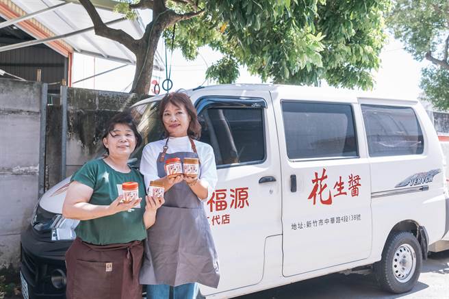 民进党新竹市长候选人沈慧虹28日参访新福源花生酱，在老板曾清美陪同下，体验烤花生、挑花生、充填花生酱蛋卷等制程。（王惠慧摄）