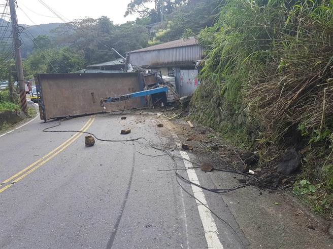 大货车过弯时踩煞车重心不稳，整辆失控翻覆。（新店警分局提供／李奇叡新北传真）