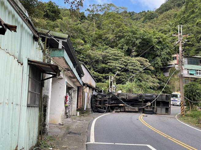 大货车先撞上一根电线杆后，再撞击一旁民宅。（新店警分局提供／李奇叡新北传真）