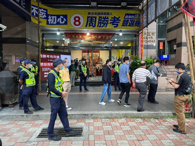 彭盛韶到周胜考竞选总部旁抗议，辖区警方到场警戒。（王扬杰摄）