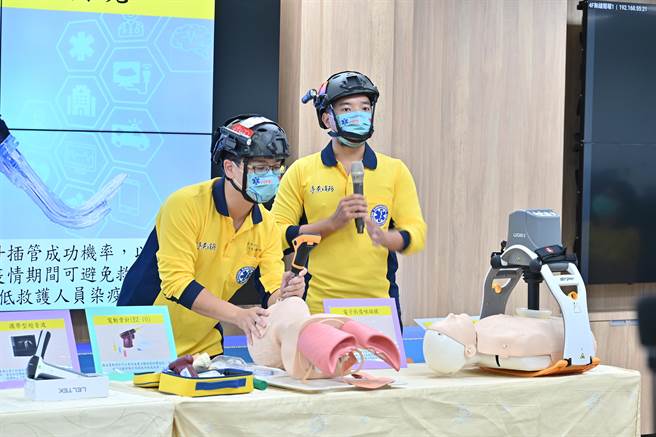 台東縣消防局建置5G緊急救護資訊系統，結合高級救護隊救護車內的高級急救設備，讓醫生能透過即時影像協助緊急救護，大幅提升患者到院前的存活率。（蔡旻妤攝）