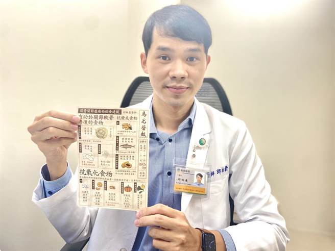 马光中医医师邱柏豪建议民眾可以从食物摄取来养出好关节。（杨舒婷摄）