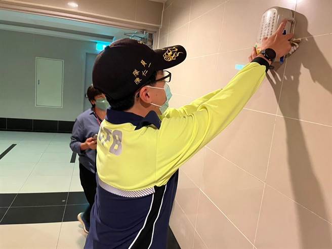 新竹市消防局积极推行「3灯2器1门」老旧大楼补助案，自8月18日开放申请至今，共237栋大楼提出申请、148栋大楼施作完成。（新竹市政府提供／王惠慧新竹传真）