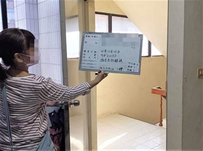 新竹市政府指出，部分防火门开启方向错误，或横拉推杆改装成喇叭锁，呼吁市民踊跃提出申请防火门修缮申请。（新竹市政府提供／王惠慧新竹传真）