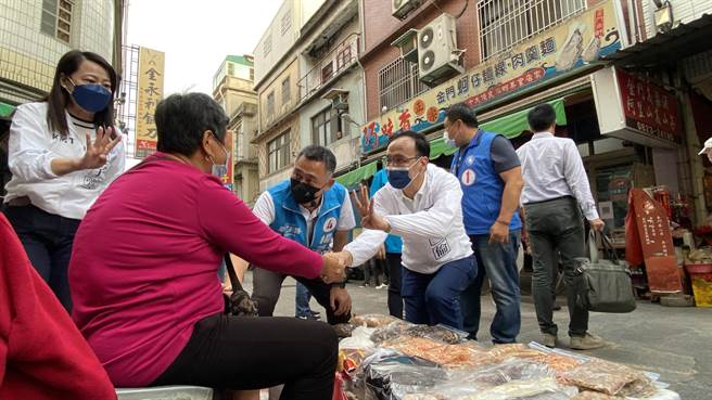 國民黨主席朱立倫今(28)日下午飛抵金門，為力拼連任的黨提名縣長候選人楊鎮浯掃街拉票(于家麒攝)