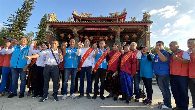 朱立倫一下飛機就趕往位於金城的天后宮及代天府上香祈福，受到地方長老熱烈的歡迎(于家麒攝)