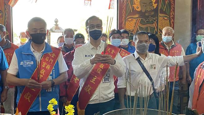 朱立倫天后宮虔誠上香祈福，祝禱國運昌隆、風調雨順(于家麒攝)