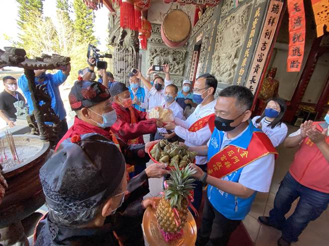 金門地方鄉老送上粽子與鳳梨等寓意吉祥之物品，祝福楊鎮浯能高票當選(于家麒攝)
