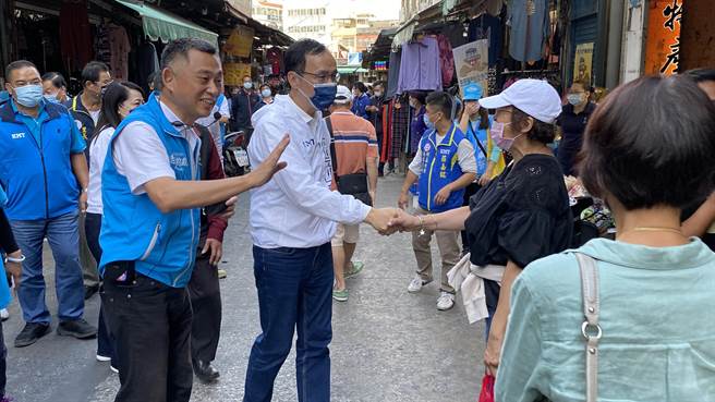 朱楊2人攜手前往東門市場掃街拜票，支持者一路夾道歡迎，展現超高人氣(于家麒攝)