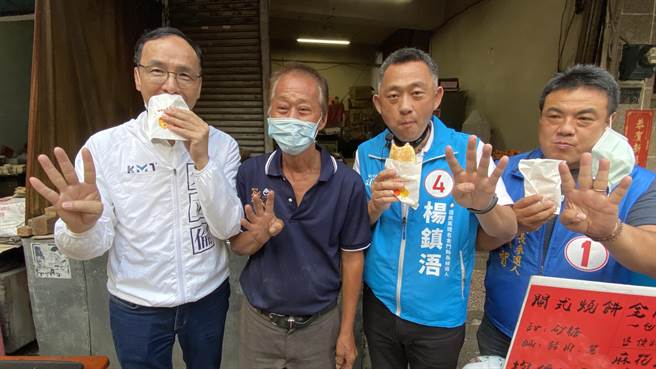 朱立倫一行在掃街拜票後，也品嚐了燒餅、蚵仔麵線、肉焿麵等金門在地小吃，隨後趕回台灣繼續輔選拚選舉(于家麒攝)