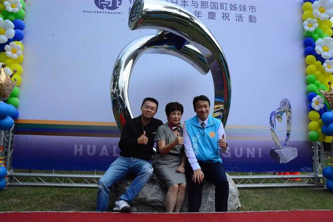 「约定」作品艺术家黄裕荣（左）与市长魏嘉贤在作品前合影。（王志伟摄）