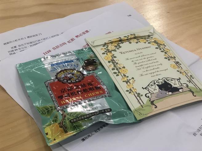 沈慧虹近日啟動車隊掃街，不少民眾送上喉糖、卡片為沈慧虹加油，日前更有新竹媽媽送上一封信。（沈慧虹團隊提供／王惠慧新竹傳真）