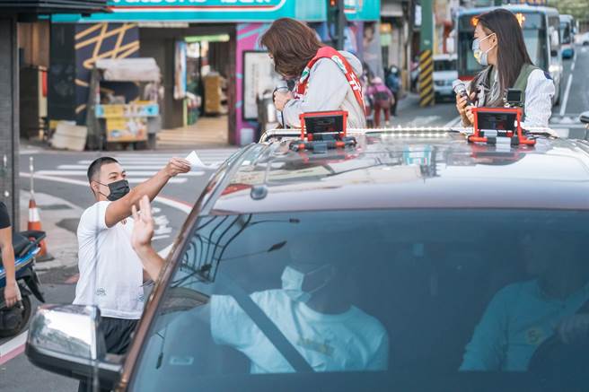沈慧虹近日啟動車隊掃街，找來前新竹市長林智堅合體開直播，不少民眾送上喉糖、卡片為沈慧虹加油。（沈慧虹團隊提供／王惠慧新竹傳真）