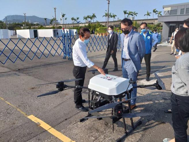 （高雄副市长林钦荣(左)听取中光电智能机器人公司的无人机物流试验计画。图／高市府提供）