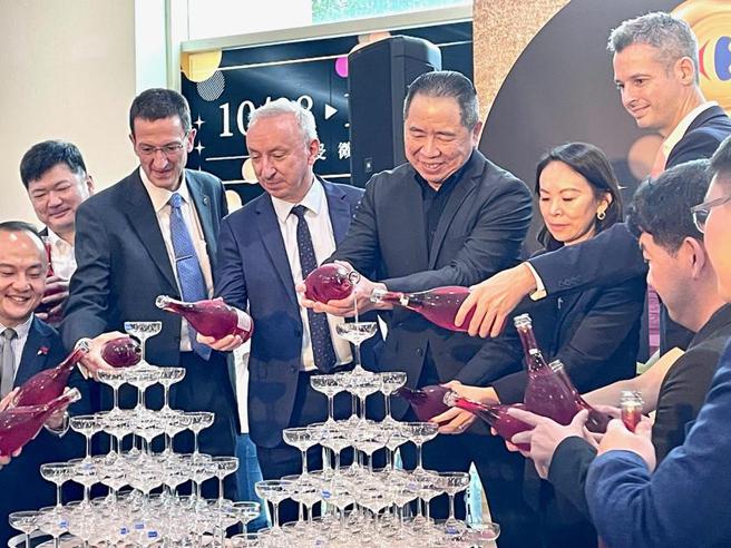 （家乐福疫后最大展Wine Fair今开跑，超过2千支欧洲酒引来VIP人潮排队扫货。图／李丽满）