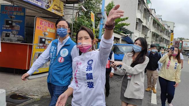 國民黨桃園市長候選人張善政（左）28日和黨籍市議員候選人孫韻璇（中）一起會勘龜山人行道。（賴佑維攝）