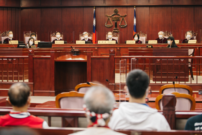 西拉雅族释宪案，宪法法庭28日经15位大法官一致同意下，判决《原住民身分法》第2条导致部分原住民未受国家法律保障、违宪。相关机关应在3年内完成修法。（郭吉铨摄）