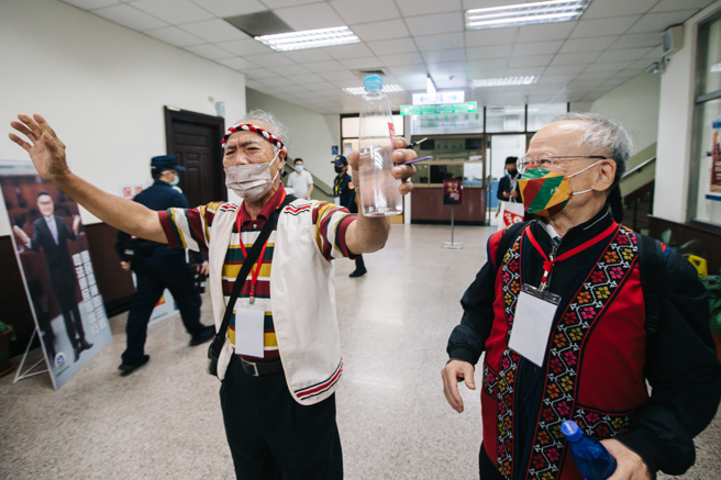 西拉雅族释宪案，宪法法庭28日经15位大法官一致同意下，判决《原住民身分法》第2条导致部分原住民未受国家法律保障、违宪。相关机关应在3年内完成修法；西拉雅正名运动发起人之一万正雄（左）禁不住开心情绪，高唱凯旋之歌。（郭吉铨摄）