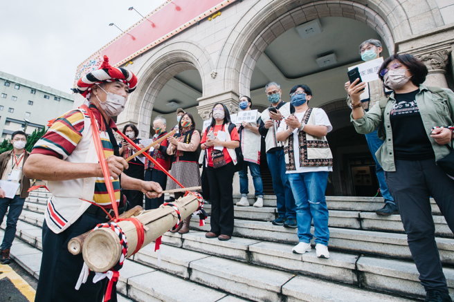 西拉雅族释宪案，宪法法庭28日经15位大法官一致同意下，判决《原住民身分法》第2条导致部分原住民未受国家法律保障、违宪。相关机关应在3年内完成修法；西拉雅正名运动发起人之一万正雄（前左）、万淑娟（后中）禁不住开心情绪，拿出事先准备的竹鼓，带领族人高唱凯旋之歌。（郭吉铨摄）