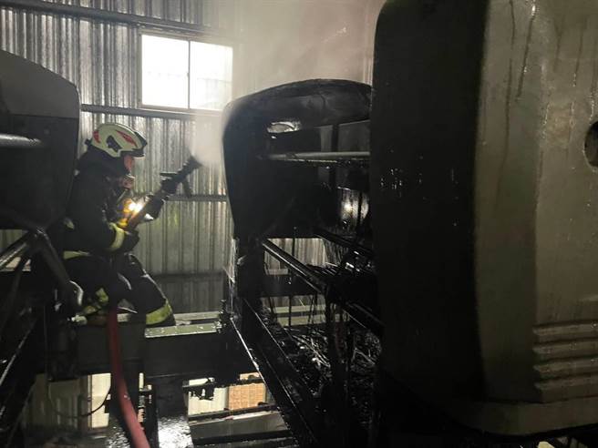 新北市八里区28日下午发生一起火警，位在渡船头3号之5有间铁皮厂房，有台高达2层楼高的机台在作业时因不明原因突然起火。(黄敬文翻摄)
