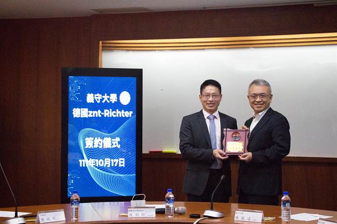 ZNT大中華區總經理周利郎(左)，肯定義守大學致力推廣跨域創新的教學成果，校長陳振遠(右)表示，學校與ZNT產學合作培育人才，可解決人力短缺的困境。(義守大學提供／林雅惠高雄傳真)