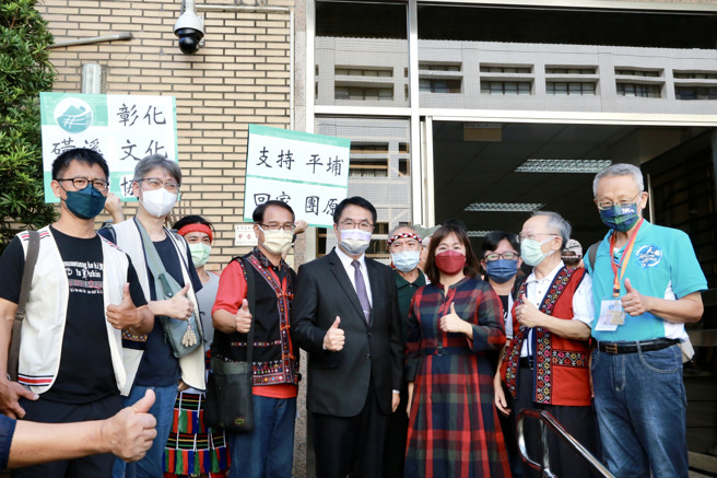 黄伟哲与西拉雅族人在宪法法庭前支持正名。(台南市原民会提供)