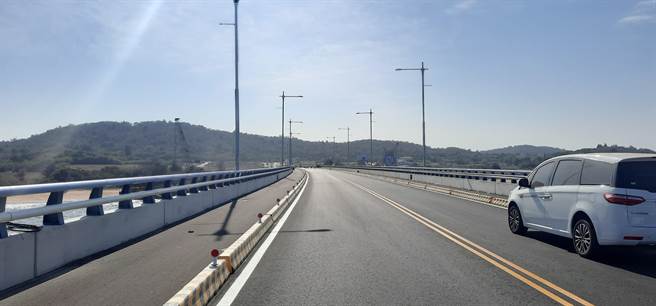 金门大桥车道分为「混合车道」与「行人及自行车专用道」，县警局呼吁乡亲注意规定，以免受罚(图／金门县警局提供)