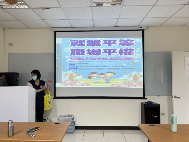 嘉義市服務站宣導職場平權。(移民署嘉義市服務站提供)
