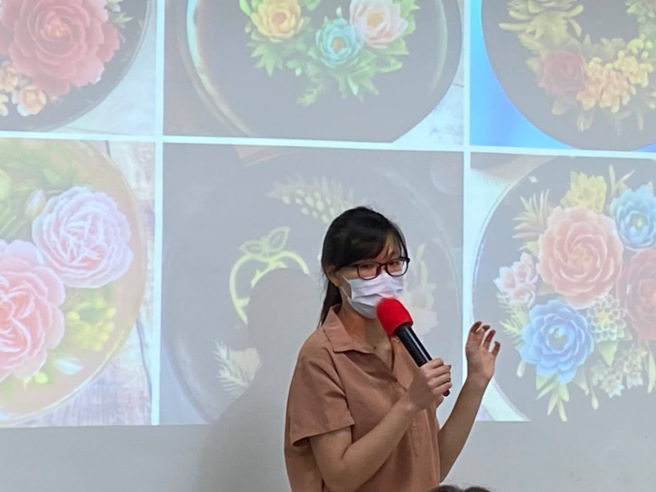 講師蘇柏宇分享果凍花源於西班牙，於越南發揚光大。(移民署嘉義市服務站提供)