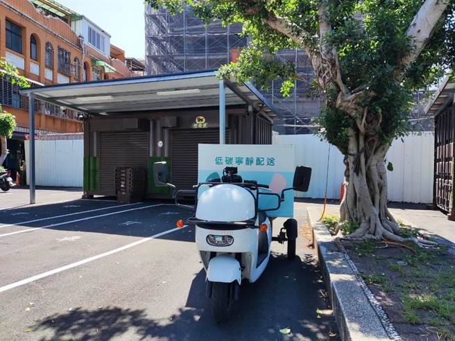 大溪低碳寧静转运站与物流业者合作，让货车在此卸货后，由低碳运具配送到老城区内商家。（陈治文提供／蔡明亘桃园传真）