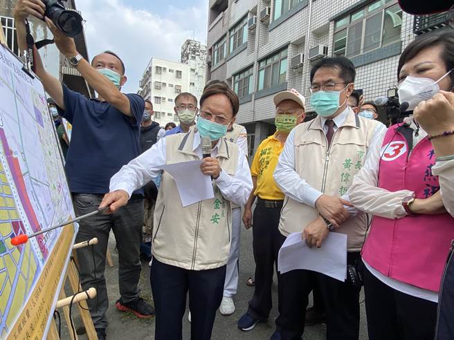 台南市长黄伟哲(右二)今天视察永康区大湾路942巷，指示工务局如期如质完工。(曹婷婷摄)