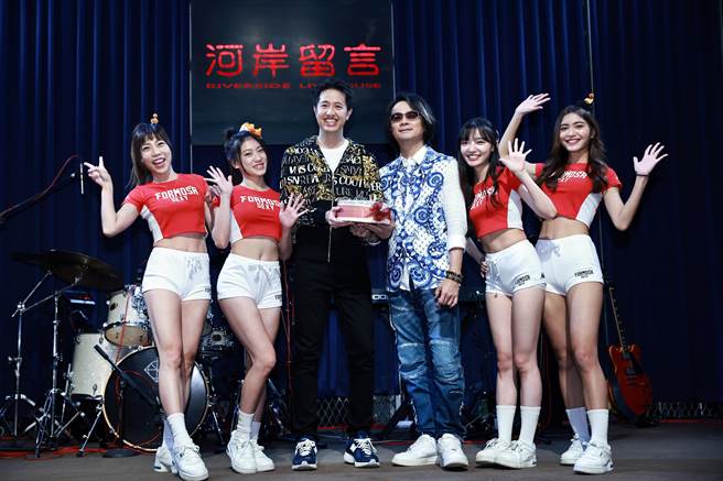 莫凡新（左3）今辦音樂會，恩師陳建寧（左4）率火辣啦啦隊應援。（無限延伸音樂提供）