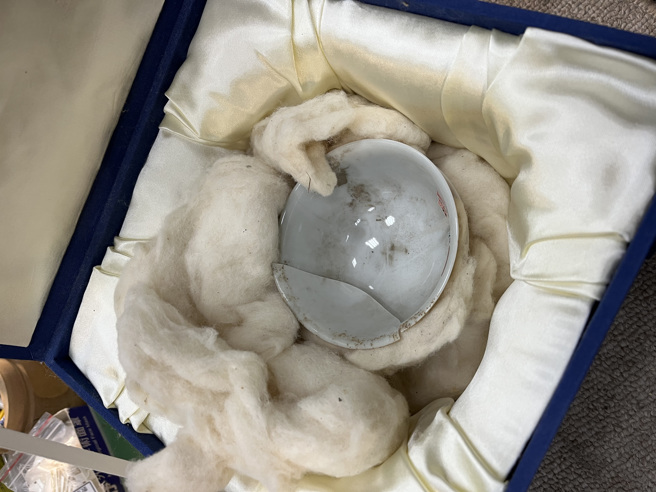 「清康熙款暗龙白里小黄瓷碗」断裂成两截。(图／故宫提供)