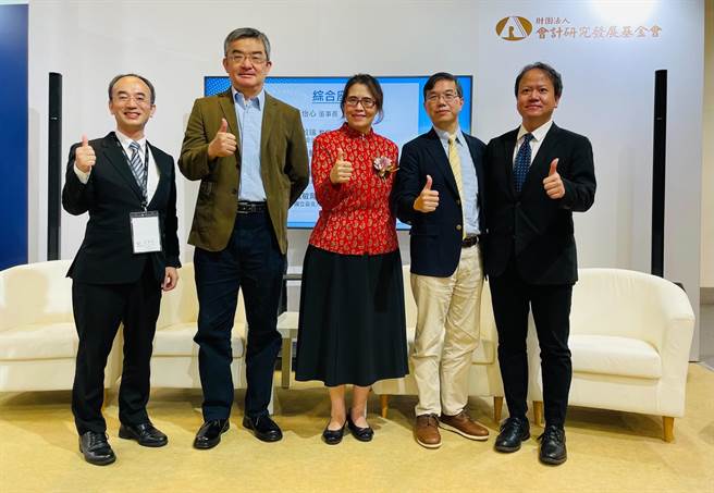 「大师开讲：绿色金融永续发展论坛」讲者合影，左起为臺北大学戴敏育副教授、屏东大学周国华副教授、会计研究发展基金会王怡心董事长、臺北大学黄启瑞教授兼主任秘书、臺北大学池祥麟特聘教授。（会研会提供）