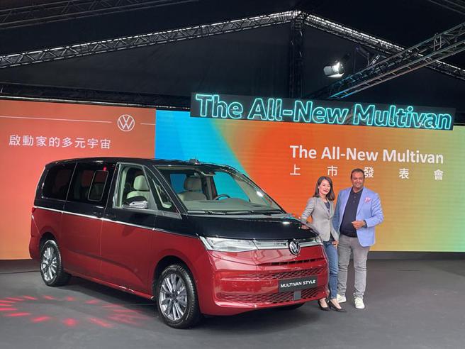 （福斯商旅推出New Mulivan抢攻家用MPV市场，台湾福斯集团总裁安萨瑞(右)、台湾福斯商旅总裁巫诗棻(左)亲自为新车站台。图／陈信荣）